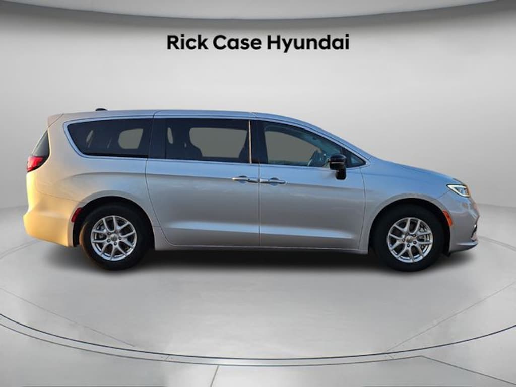 Used 2024 Chrysler Pacifica Touring L Minivan/Van