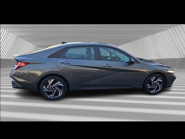 2025 Hyundai Elantra SEL Sport photo 3