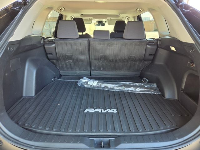2025 Toyota RAV4 XLE - Photo 16