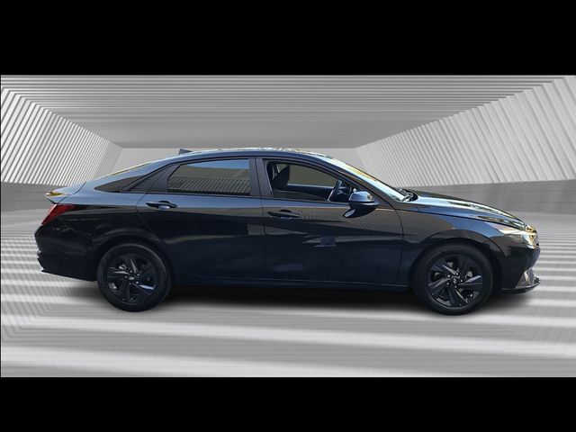 2022 Hyundai Elantra SEL photo 2