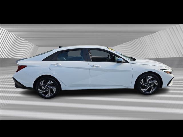 2025 Hyundai Elantra SEL Sport photo 3