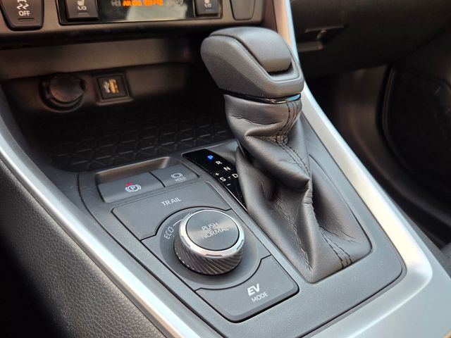 2025 Toyota RAV4 XLE - Photo 21
