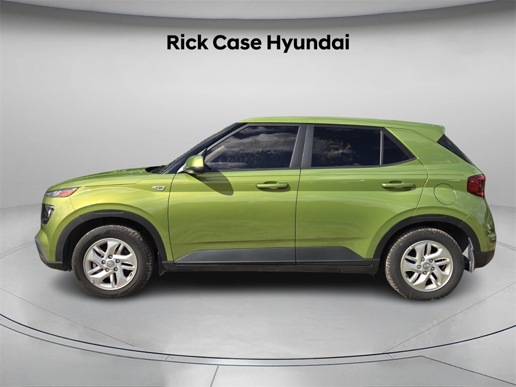 2022 Hyundai Venue SE photo 2
