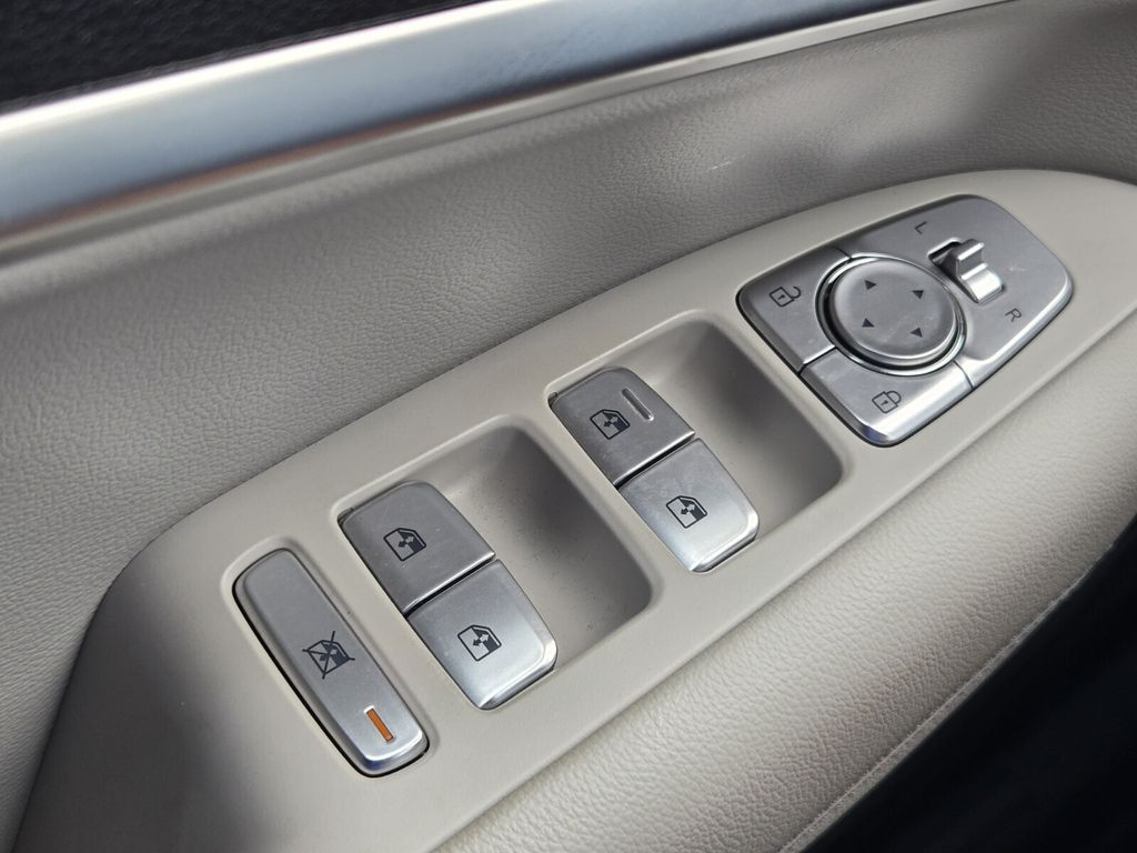 2023 GENESIS G70 Standard - Photo 27