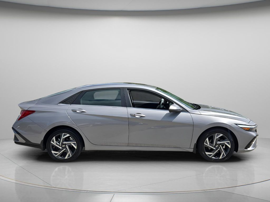 2025 Hyundai Elantra SEL - Photo 4