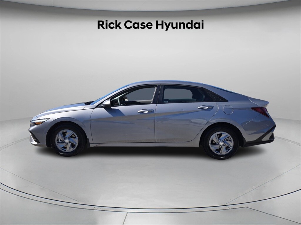 2025 Hyundai Elantra SE photo 2