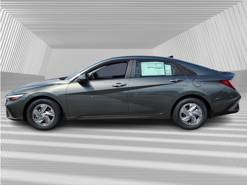 2025 Hyundai Elantra SE photo 2