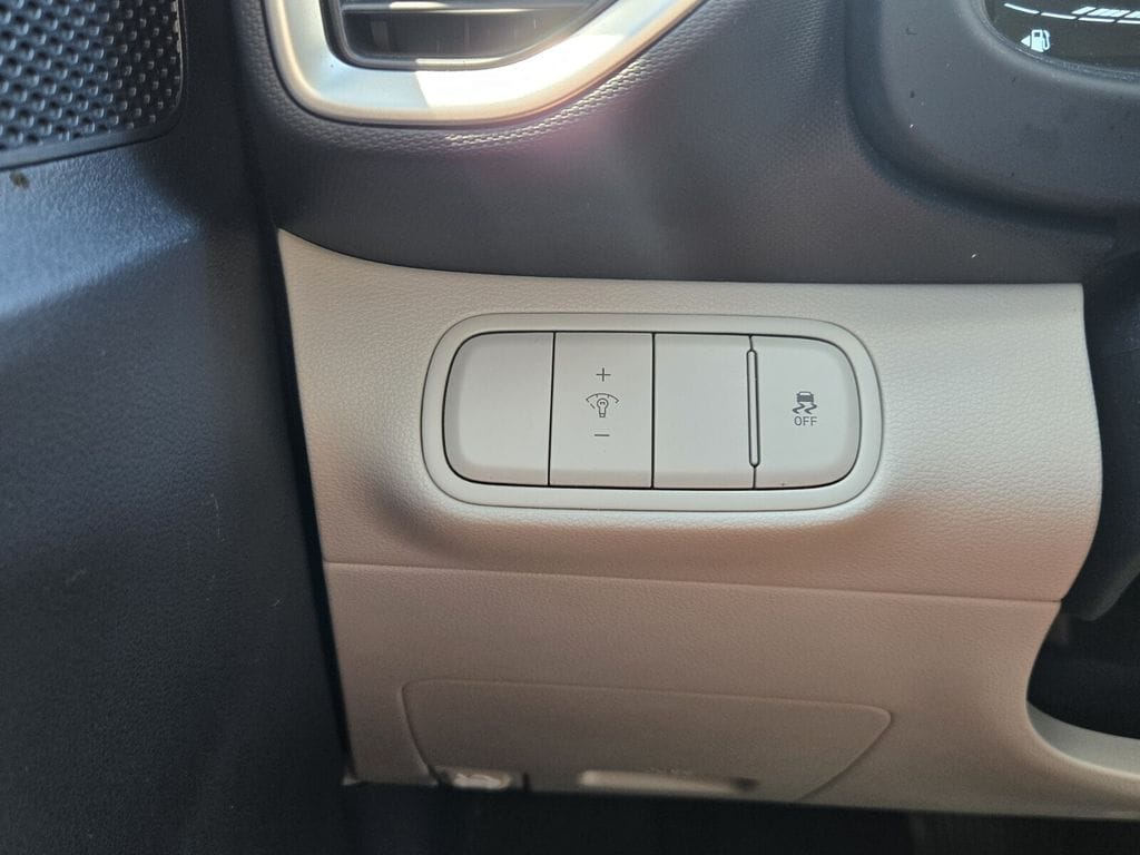 2025 Hyundai Venue Limited - Photo 28