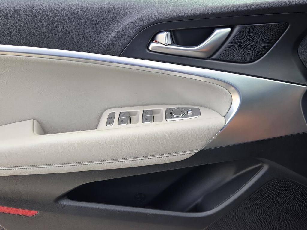 2023 GENESIS G70 Standard - Photo 28