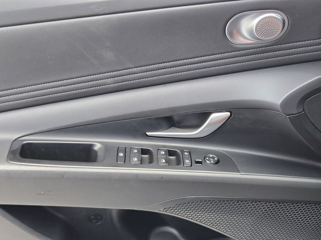 2025 Hyundai Elantra SEL - Photo 31