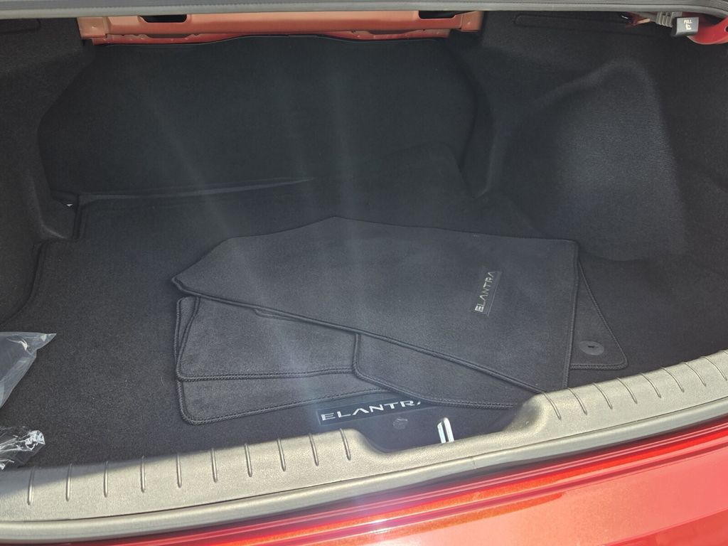 2025 Hyundai Elantra SE - Photo 14