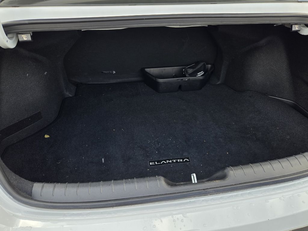 2025 Hyundai Elantra SEL - Photo 14