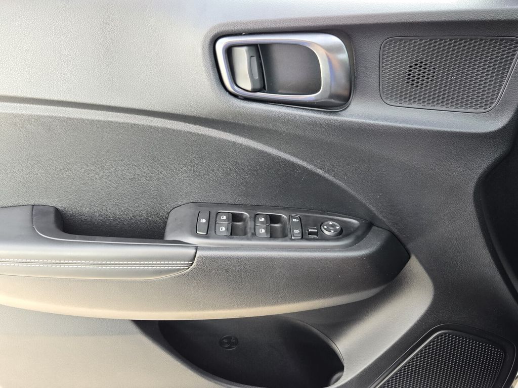 2025 Hyundai Venue Limited - Photo 29