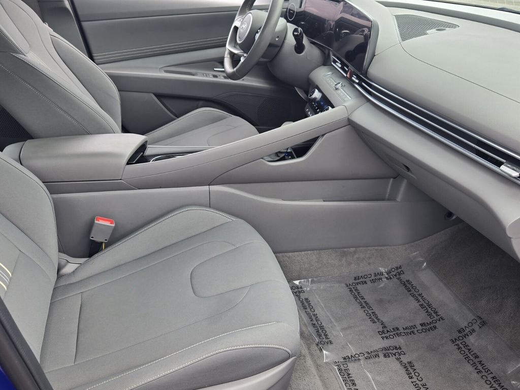 2025 Hyundai Elantra SEL - Photo 16