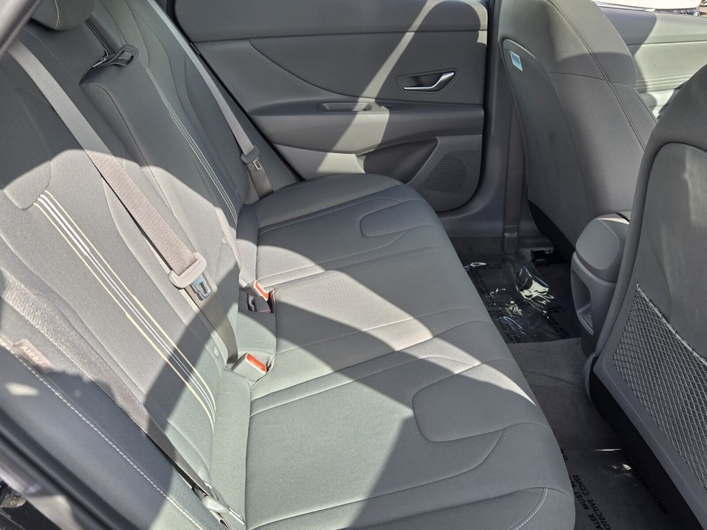 2025 Hyundai Elantra SEL - Photo 15