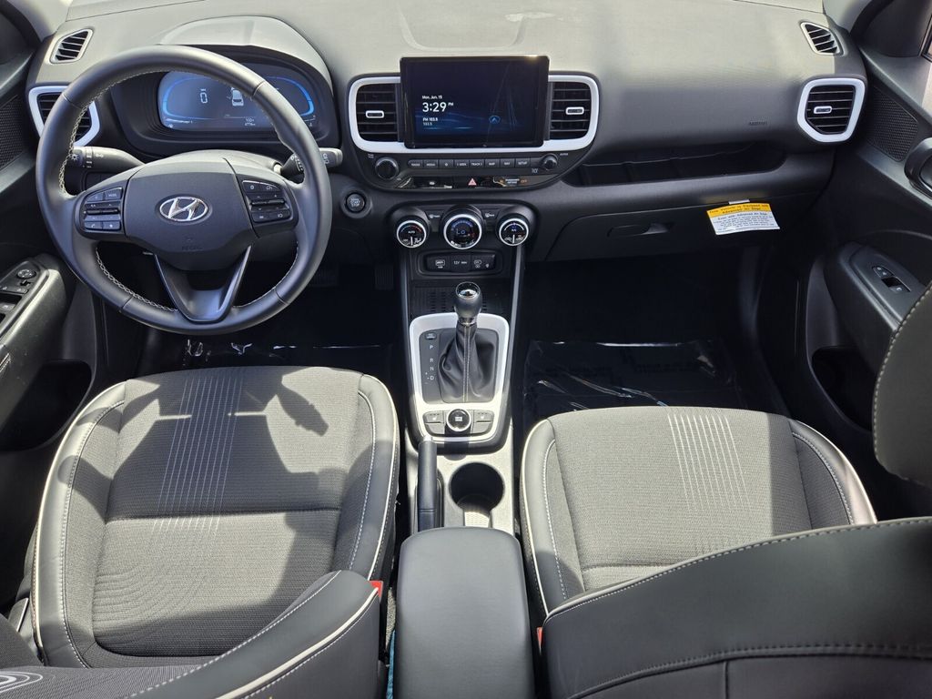 2025 Hyundai Venue Limited - Photo 11