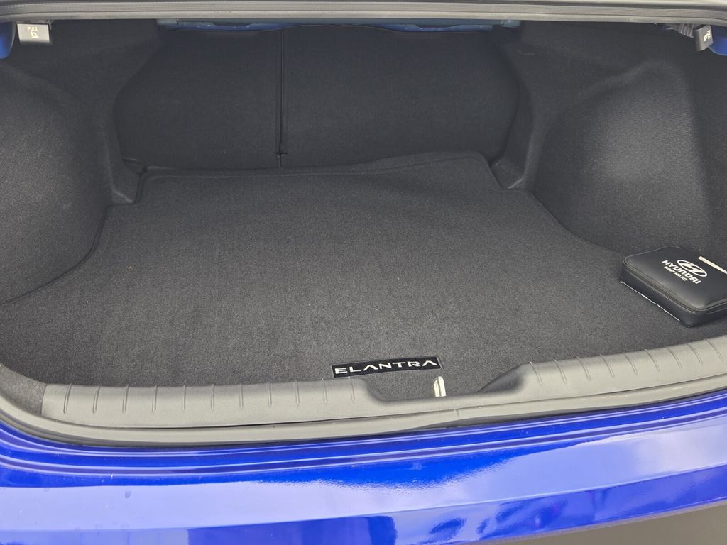 2025 Hyundai Elantra SEL - Photo 14