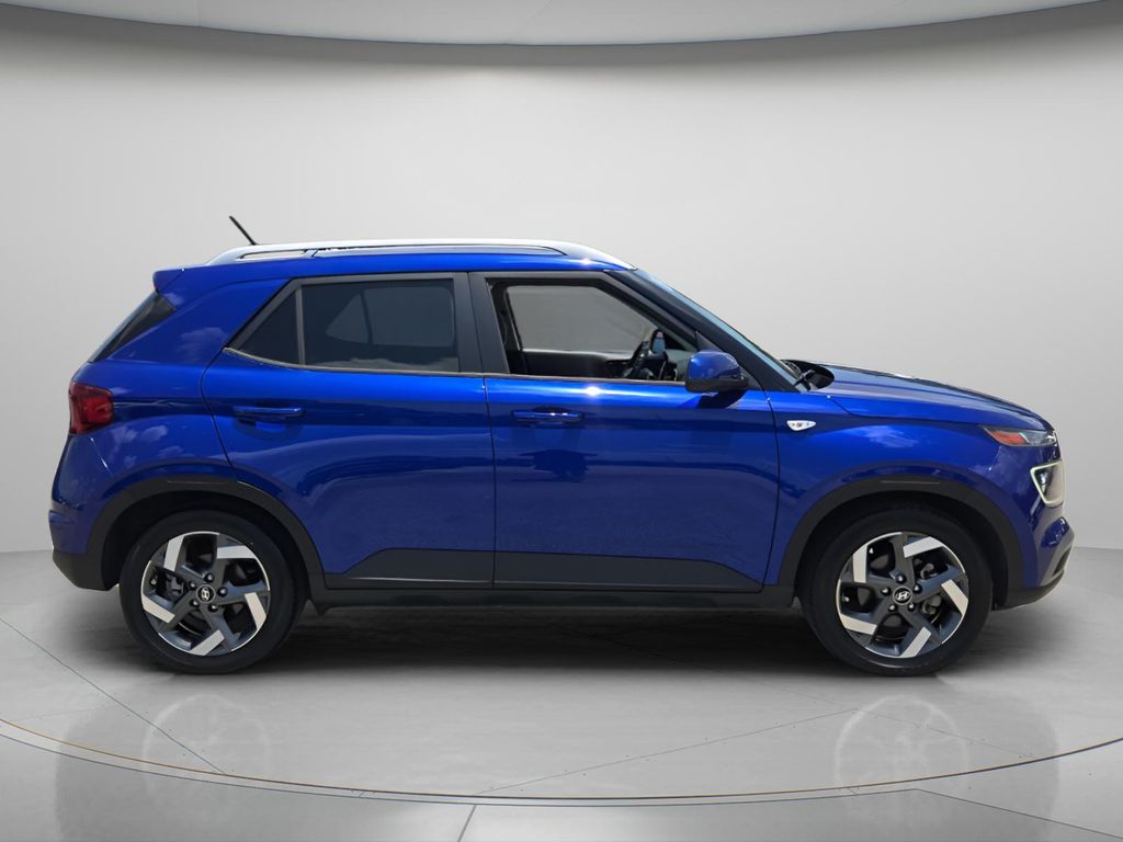 2023 Hyundai Venue Limited - Photo 4