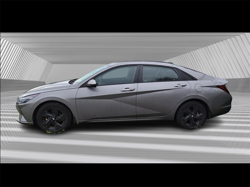 2023 Hyundai Elantra SEL photo 2