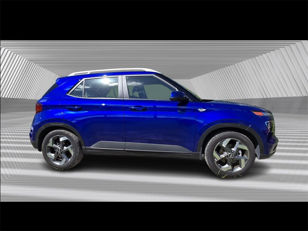 2025 Hyundai Venue SEL photo 2
