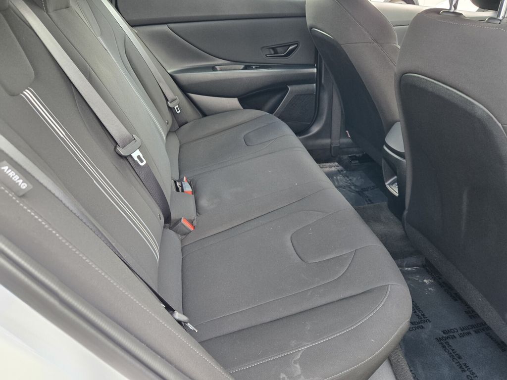 2025 Hyundai Elantra SEL - Photo 15