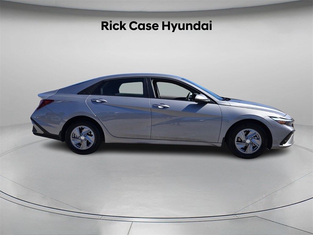 2025 Hyundai Elantra SE photo 3