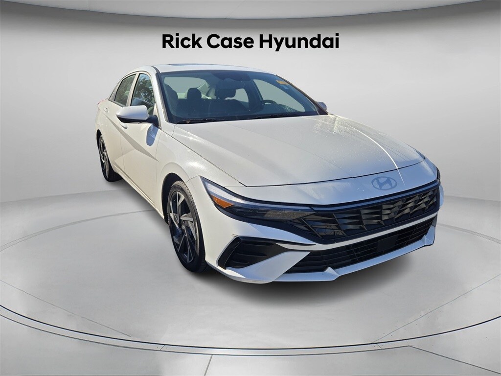 2024 Hyundai Elantra SEL Convenience photo 3