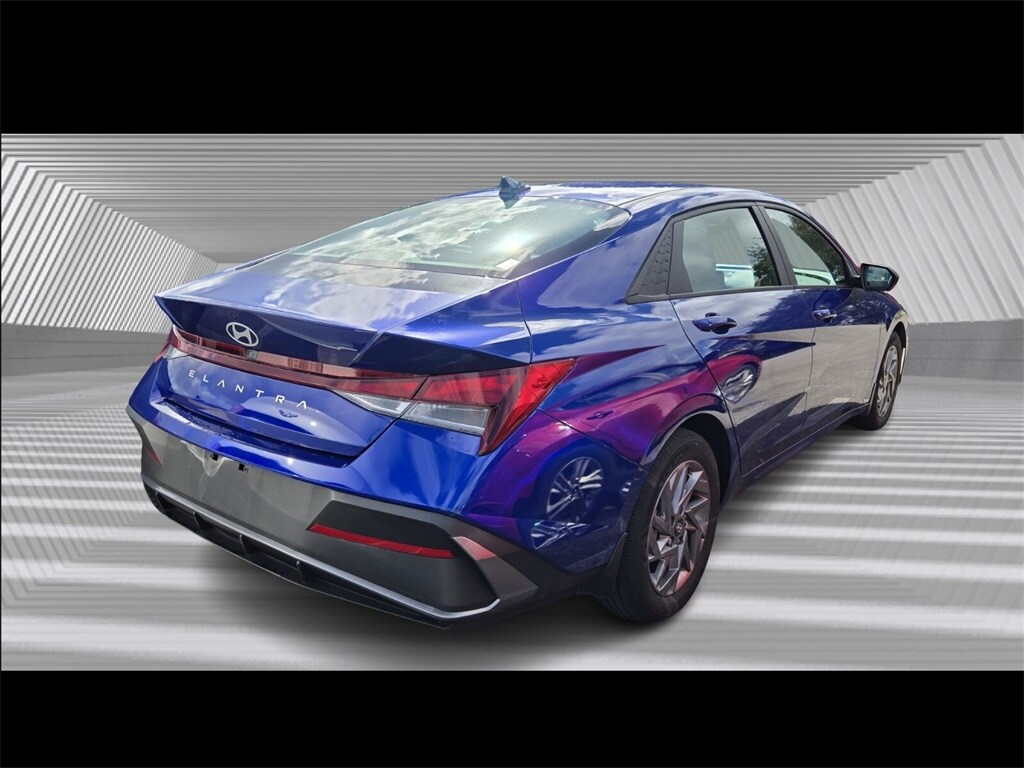 2024 Hyundai Elantra SEL photo 4