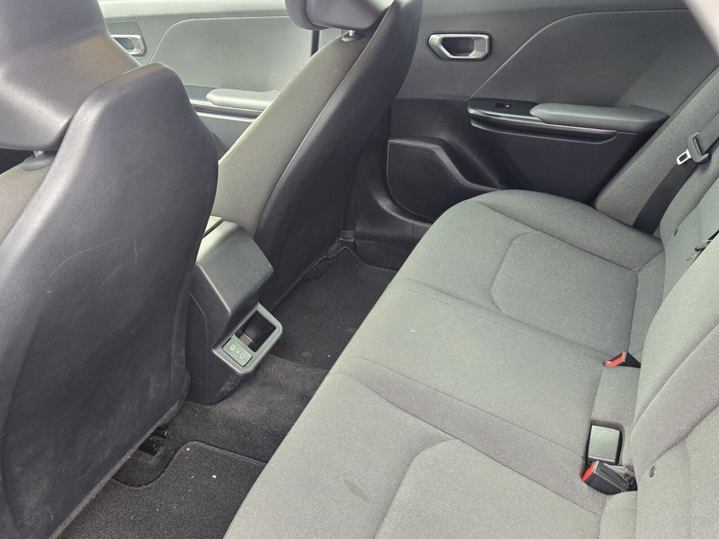 2025 Kia K4 LXS - Photo 10