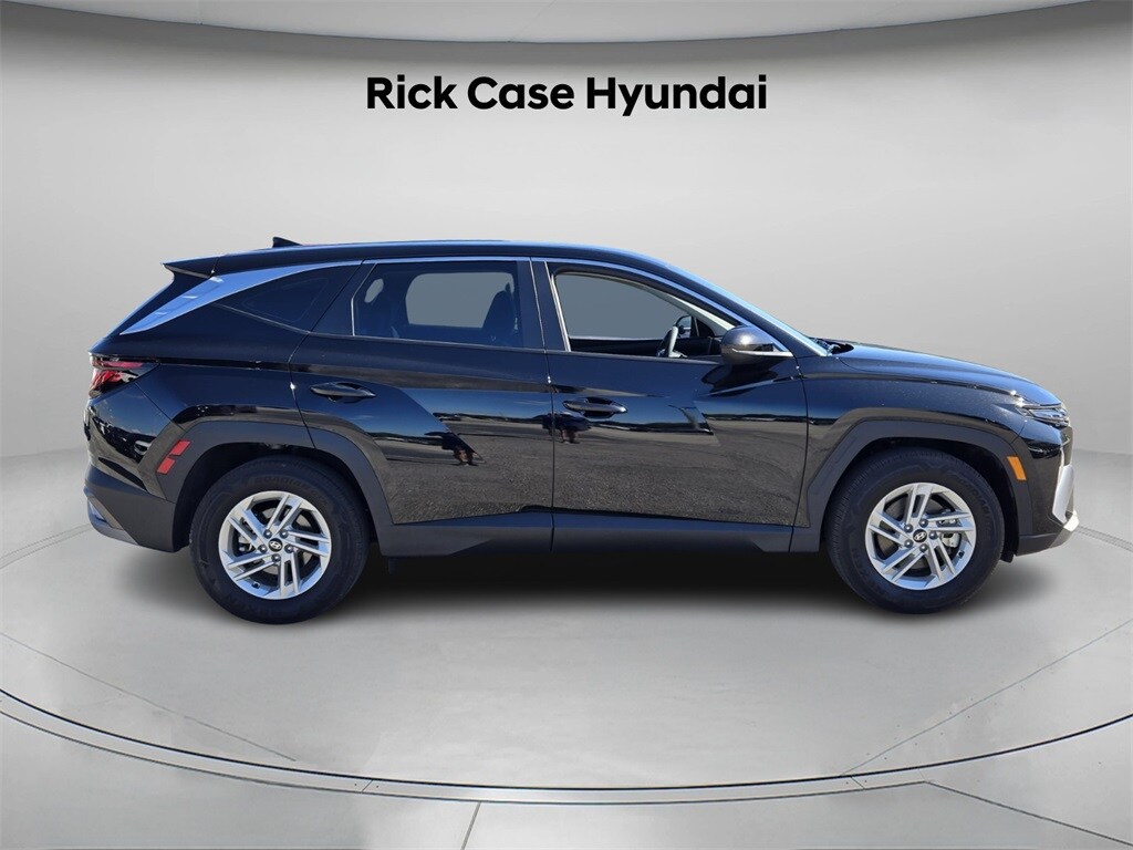 2025 Hyundai Tucson SE photo 2