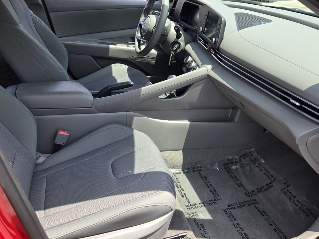 2025 Hyundai Elantra SE - Photo 16