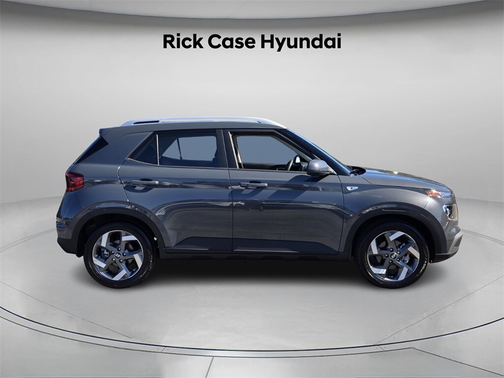 2025 Hyundai Venue SEL photo 2