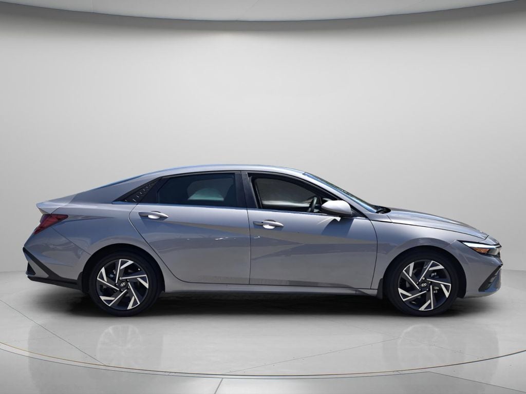 2025 Hyundai Elantra SEL - Photo 4