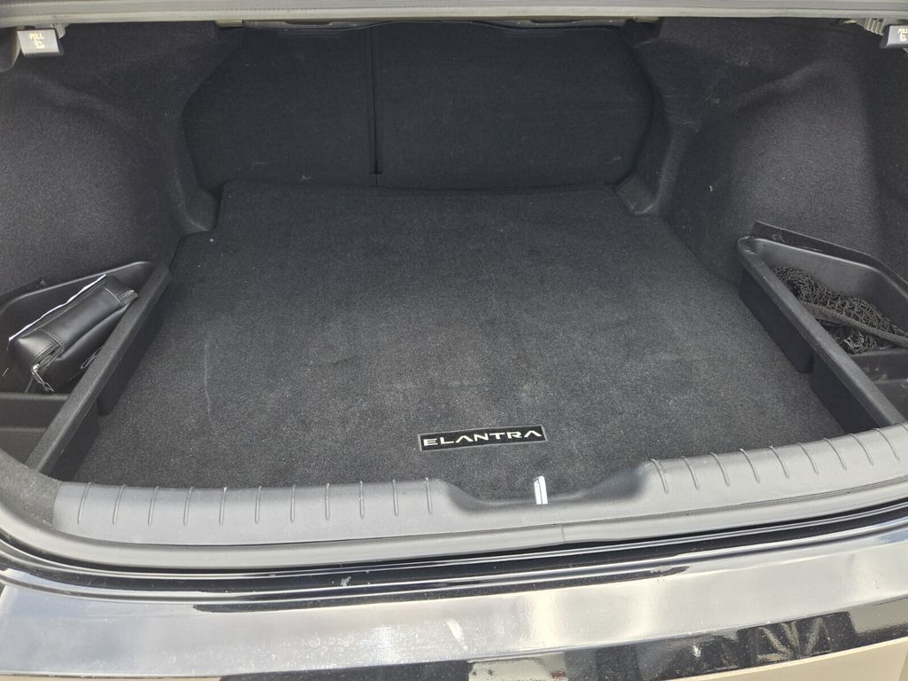 2025 Hyundai Elantra SEL - Photo 14