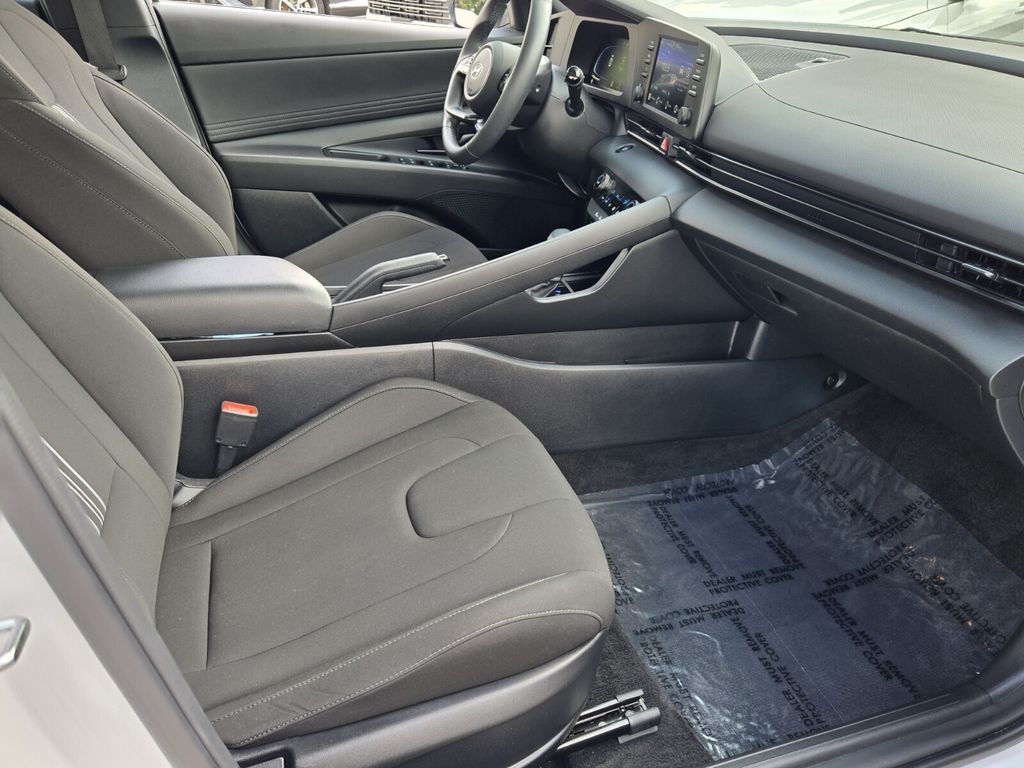 2025 Hyundai Elantra SEL - Photo 16