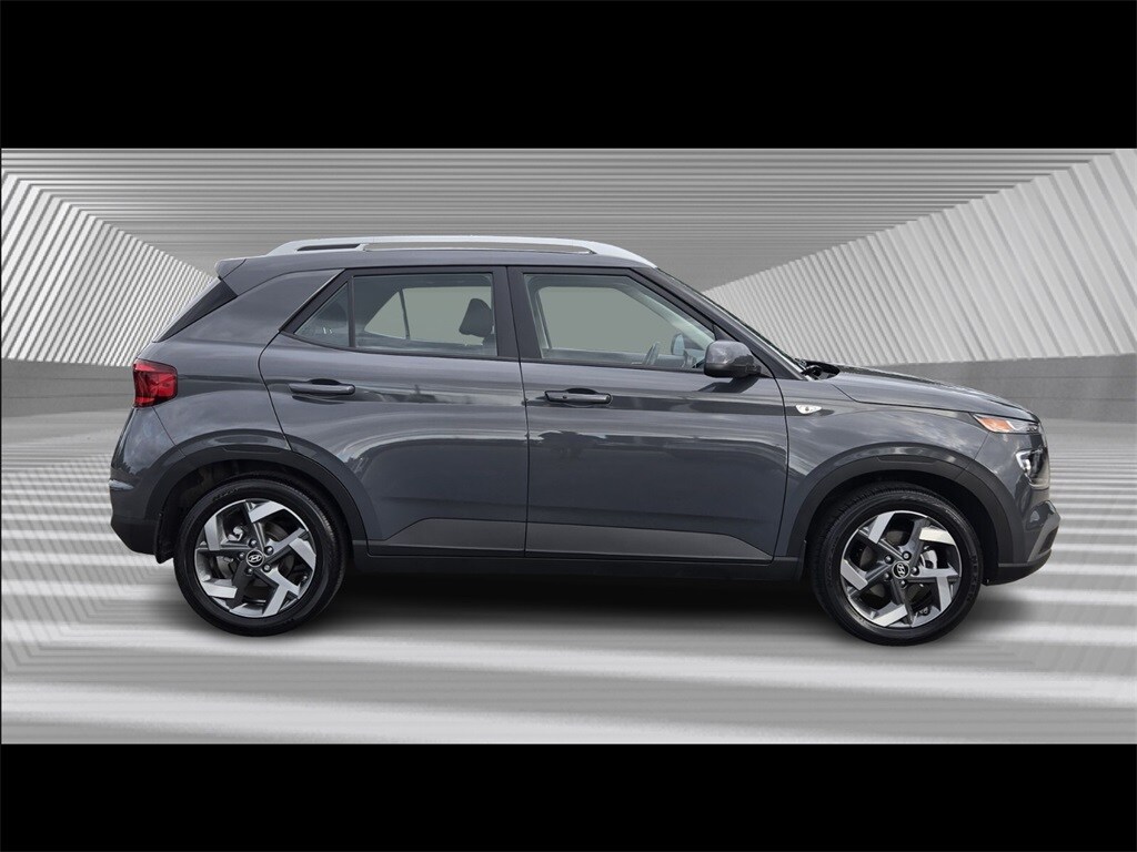 2025 Hyundai Venue SEL photo 2