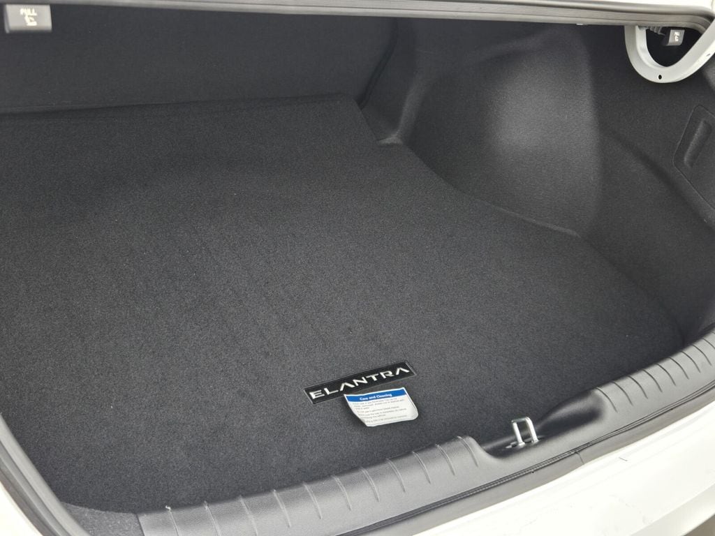 2025 Hyundai Elantra Blue - Photo 14