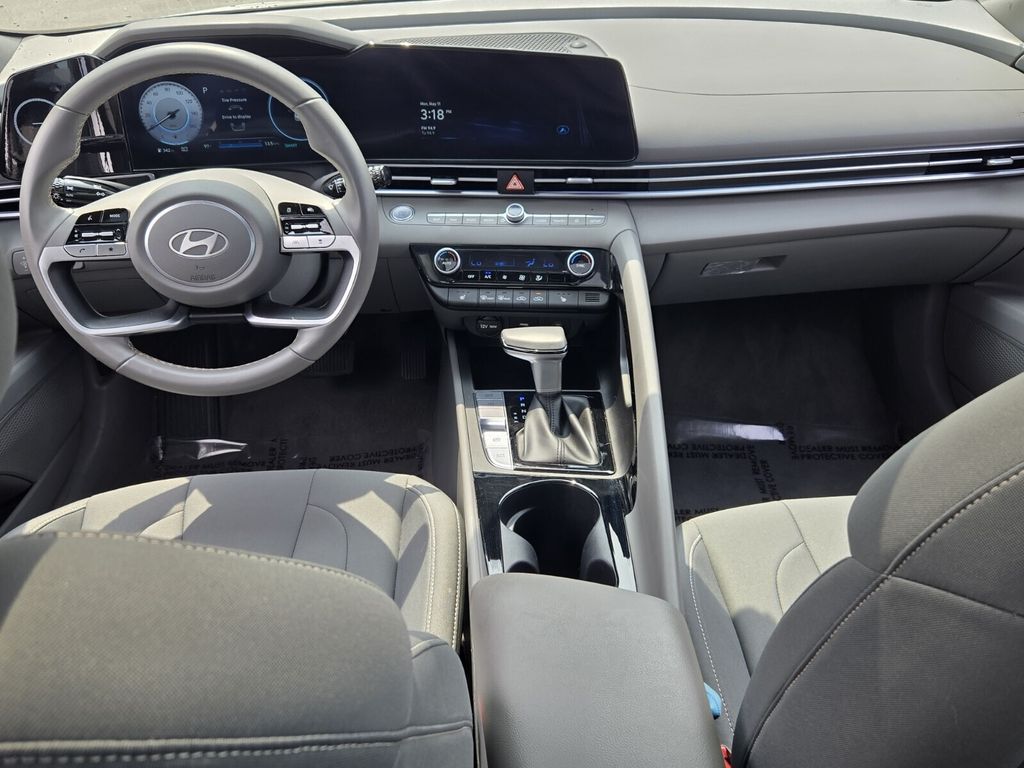 2025 Hyundai Elantra SEL - Photo 12