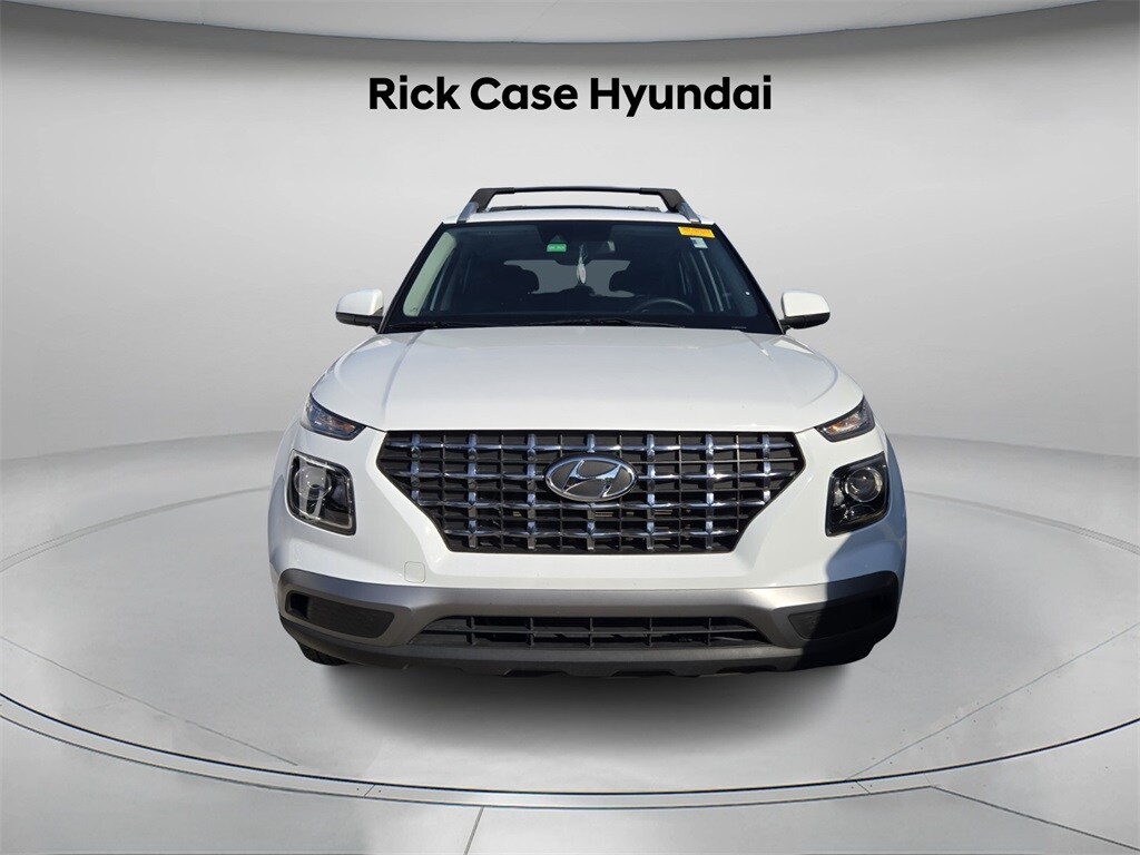 2022 Hyundai Venue SEL Limited photo 2