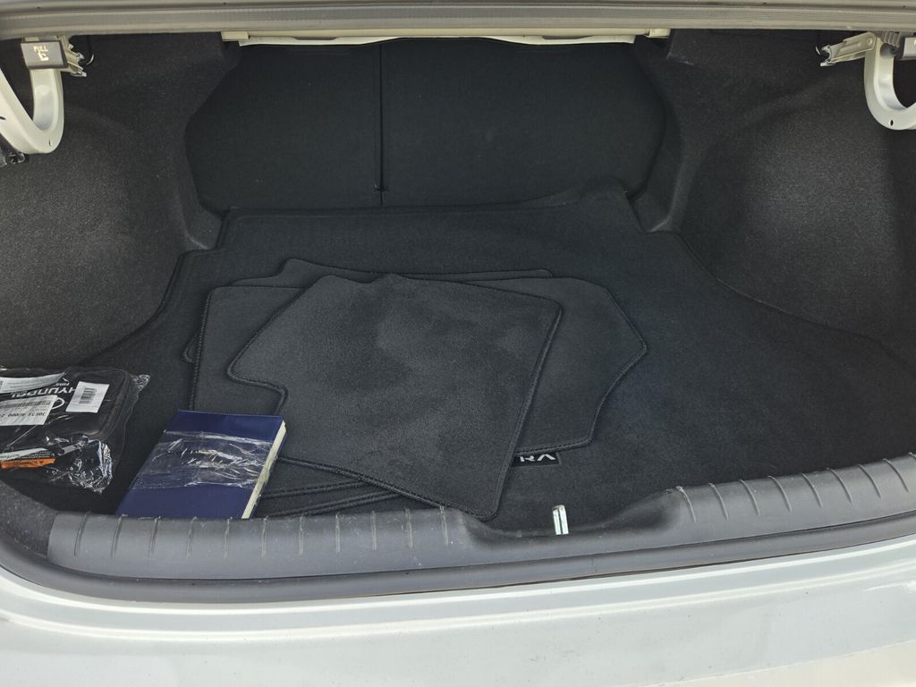 2024 Hyundai Elantra SEL - Photo 14