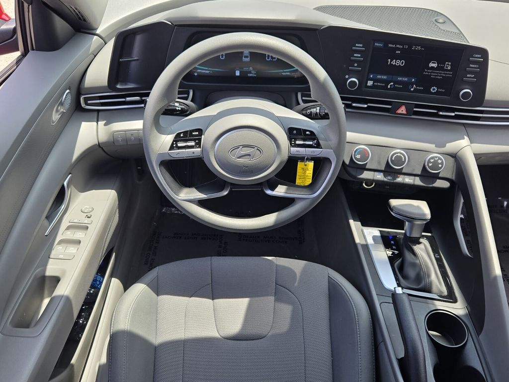 2025 Hyundai Elantra SE - Photo 13