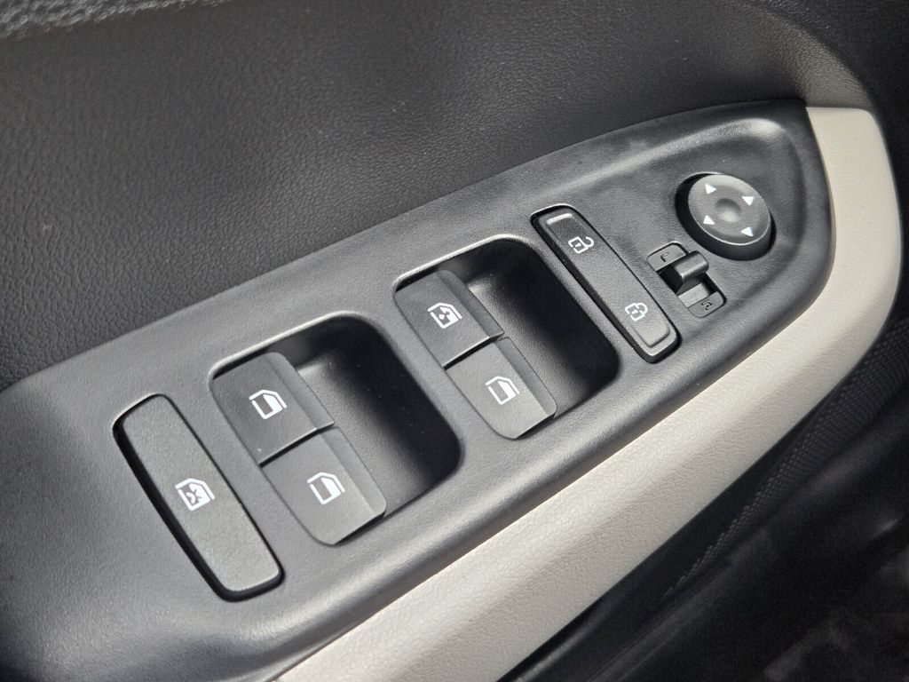 2025 Hyundai Venue SEL - Photo 28
