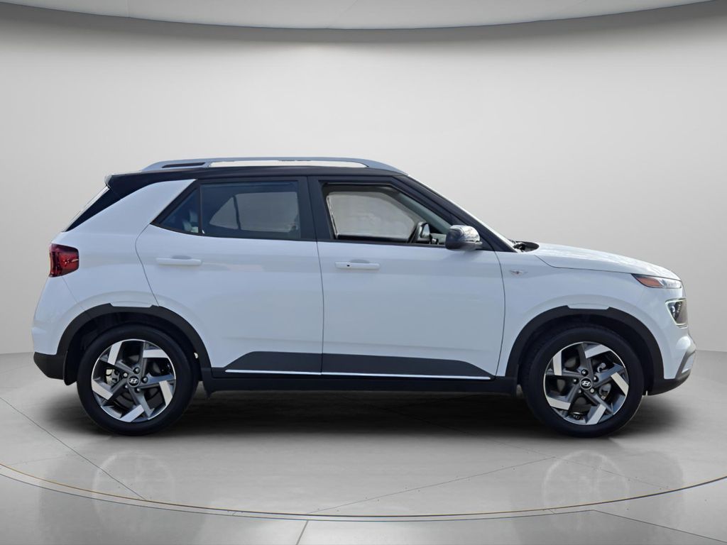 2025 Hyundai Venue Limited - Photo 4