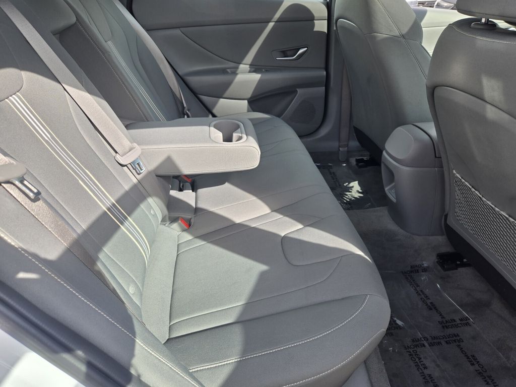 2025 Hyundai Elantra SEL - Photo 15