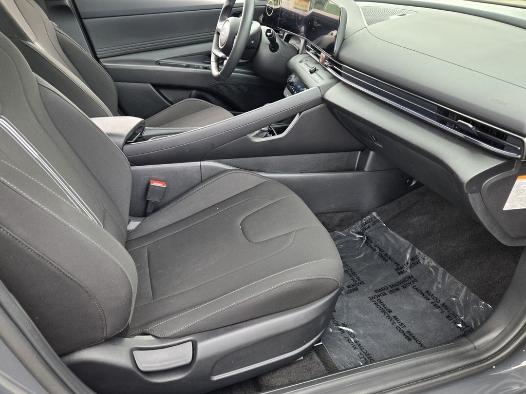 2025 Hyundai Elantra Blue - Photo 16
