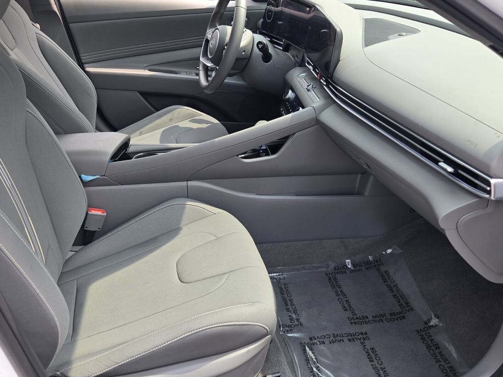 2025 Hyundai Elantra SEL - Photo 16