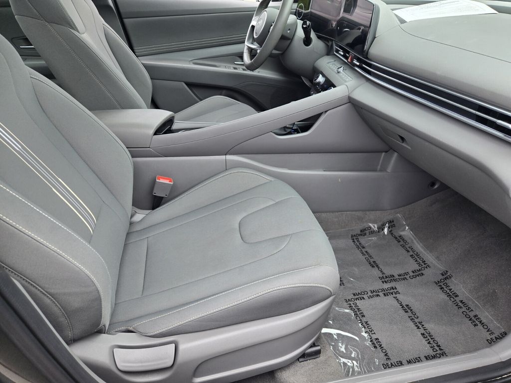 2025 Hyundai Elantra SEL - Photo 16
