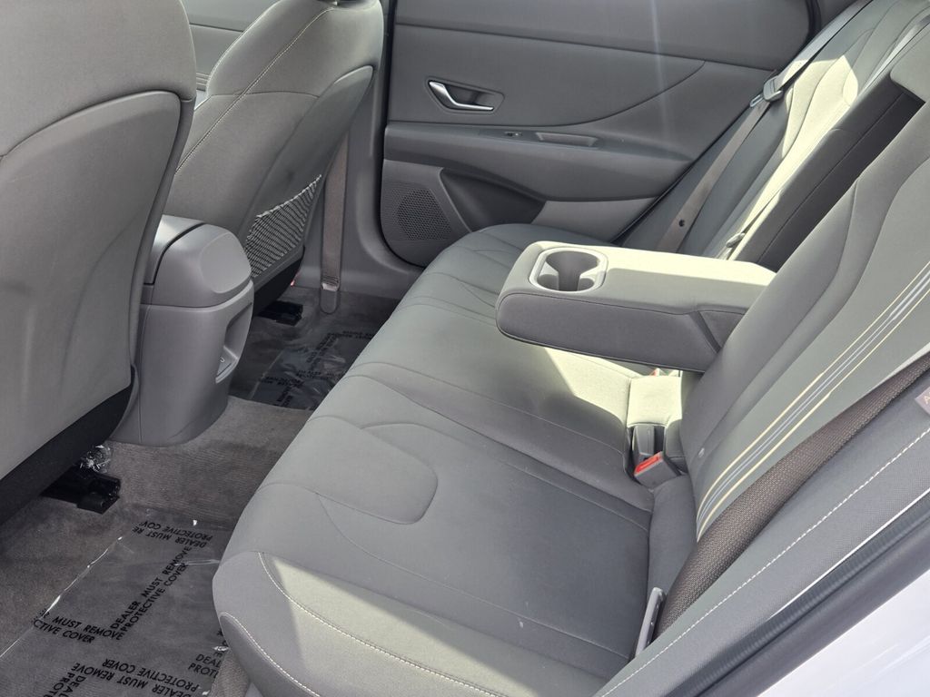 2025 Hyundai Elantra SEL - Photo 11