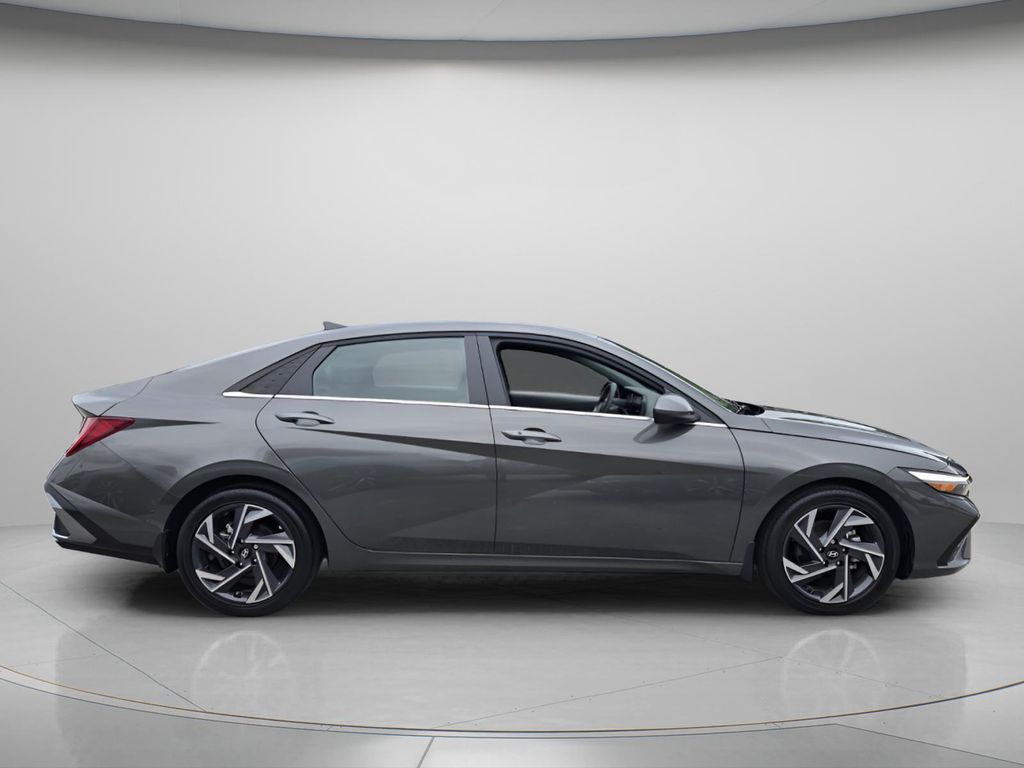 2025 Hyundai Elantra SEL - Photo 4
