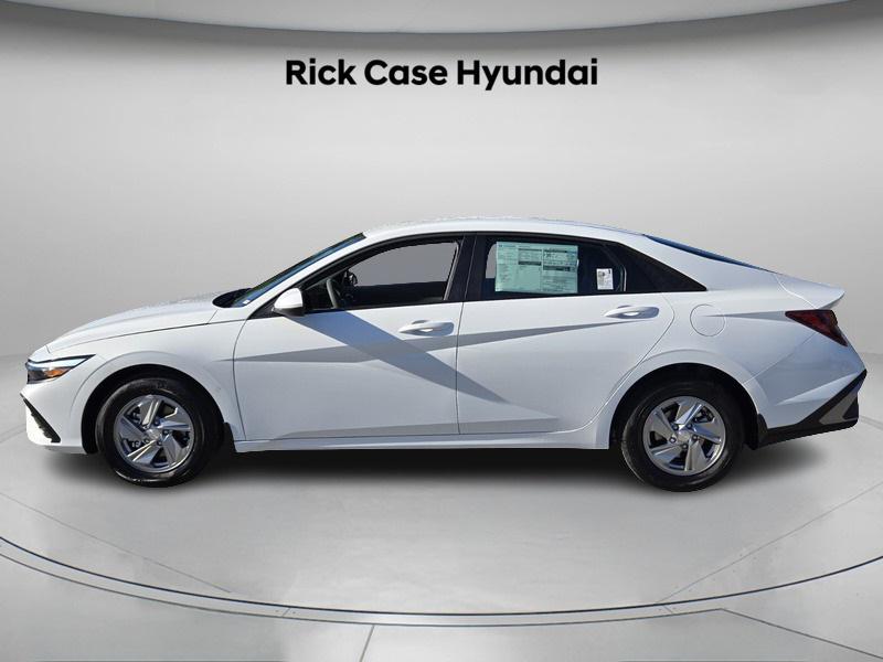2026 Hyundai Elantra SE photo 2